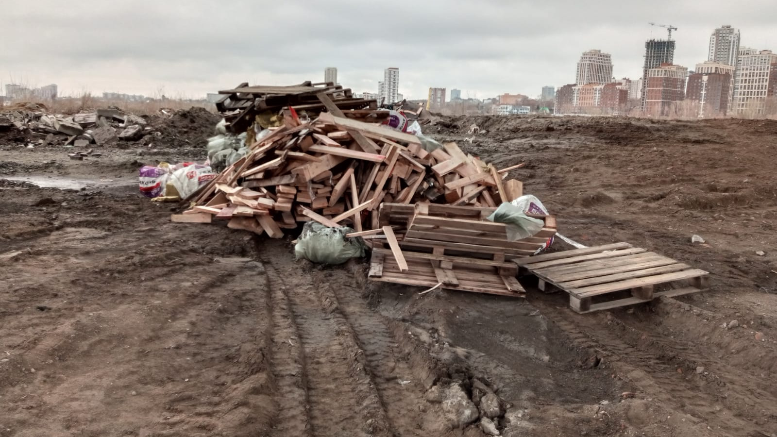 У Димитровского моста вывалили гору мусора — дорожники нашли свалку и вызвали полицию