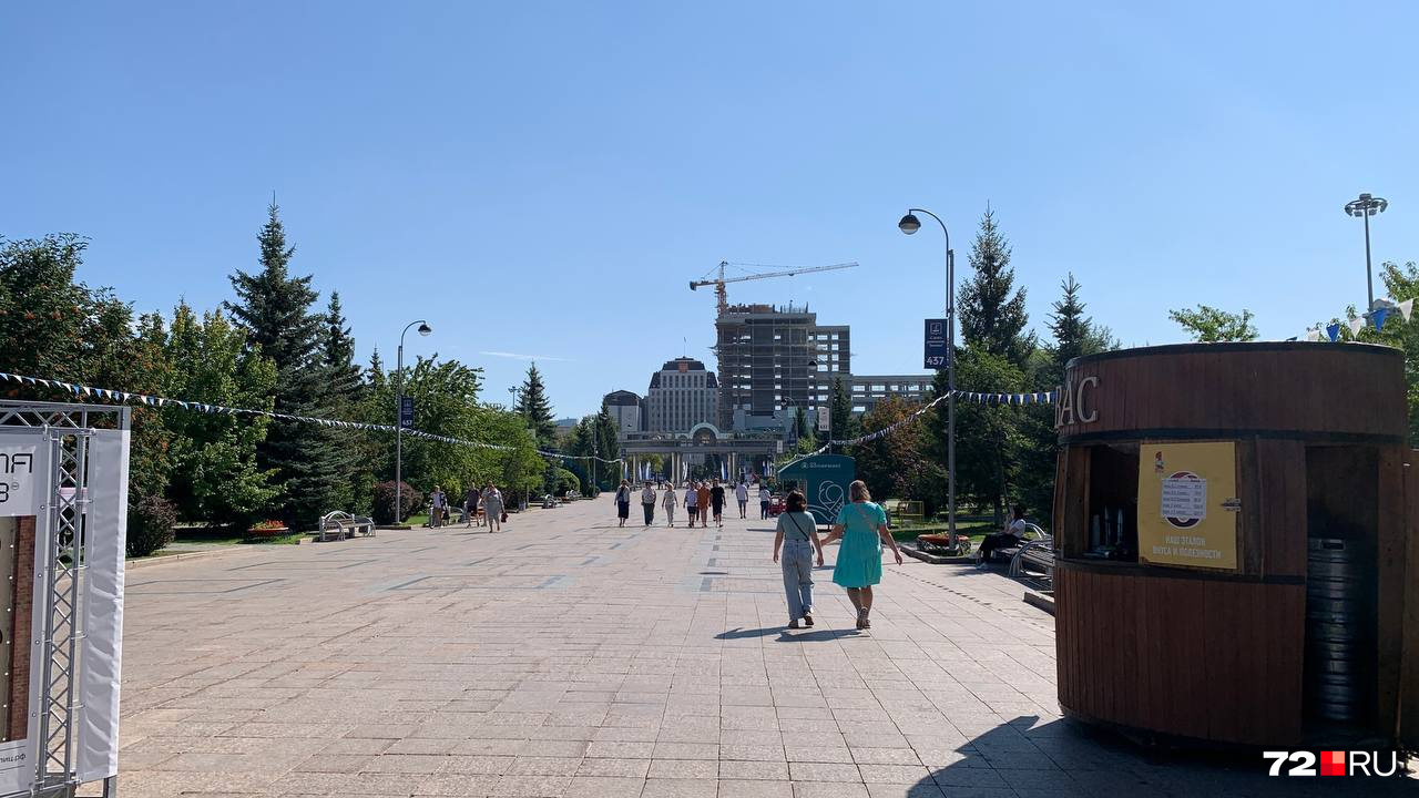 Цветной бульвар тянется от Первомайской до Орджоникидзе. В свое время власти считали, что благодаря ему смогут удивить всю Россию Цветной бульвар тянется от Первомайской до Орджоникидзе. В свое время власти считали, что благодаря ему смогут удивить всю Россию