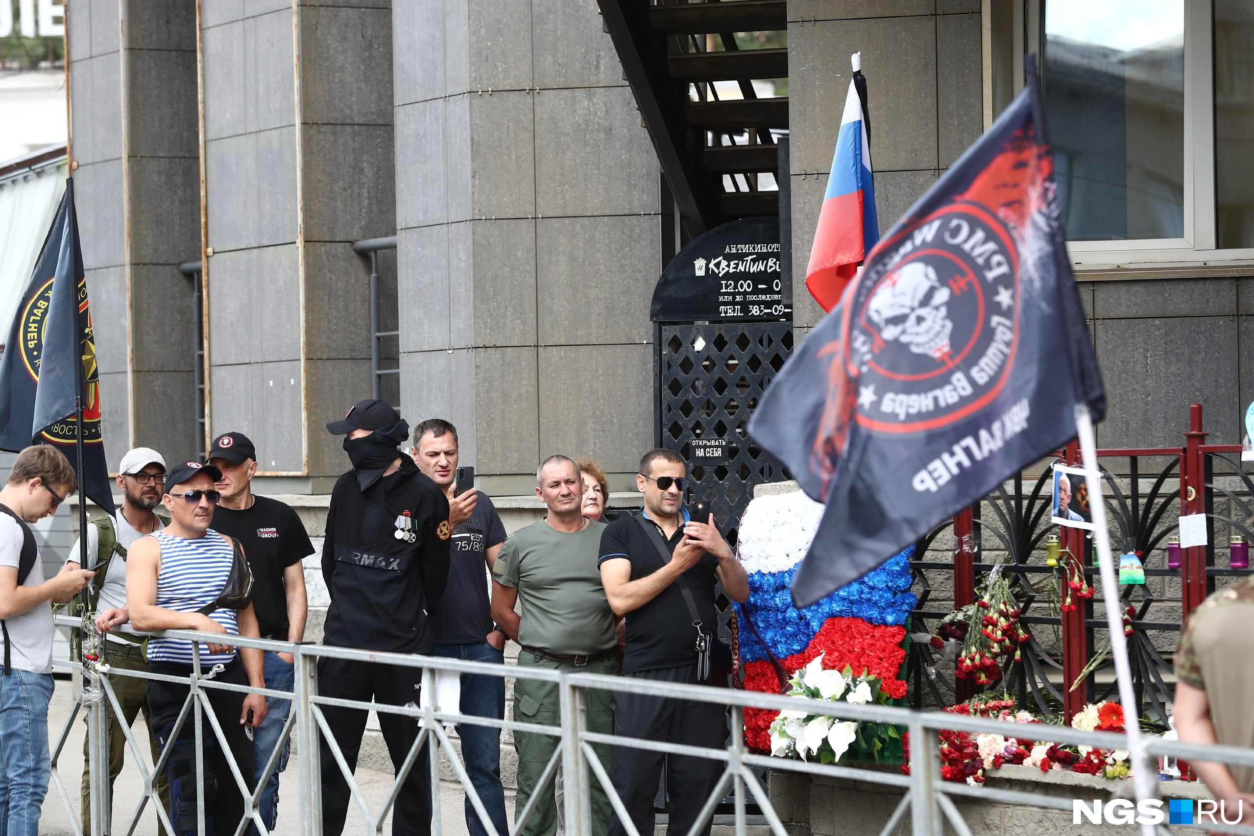На время выступления сторонники ЧВК перекрыли проход по тротуару На время выступления сторонники ЧВК перекрыли проход по тротуару