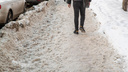 «С тротуарами немножко догоняем»: департаменту транспорта приказали убрать снег с пешеходных зон за неделю