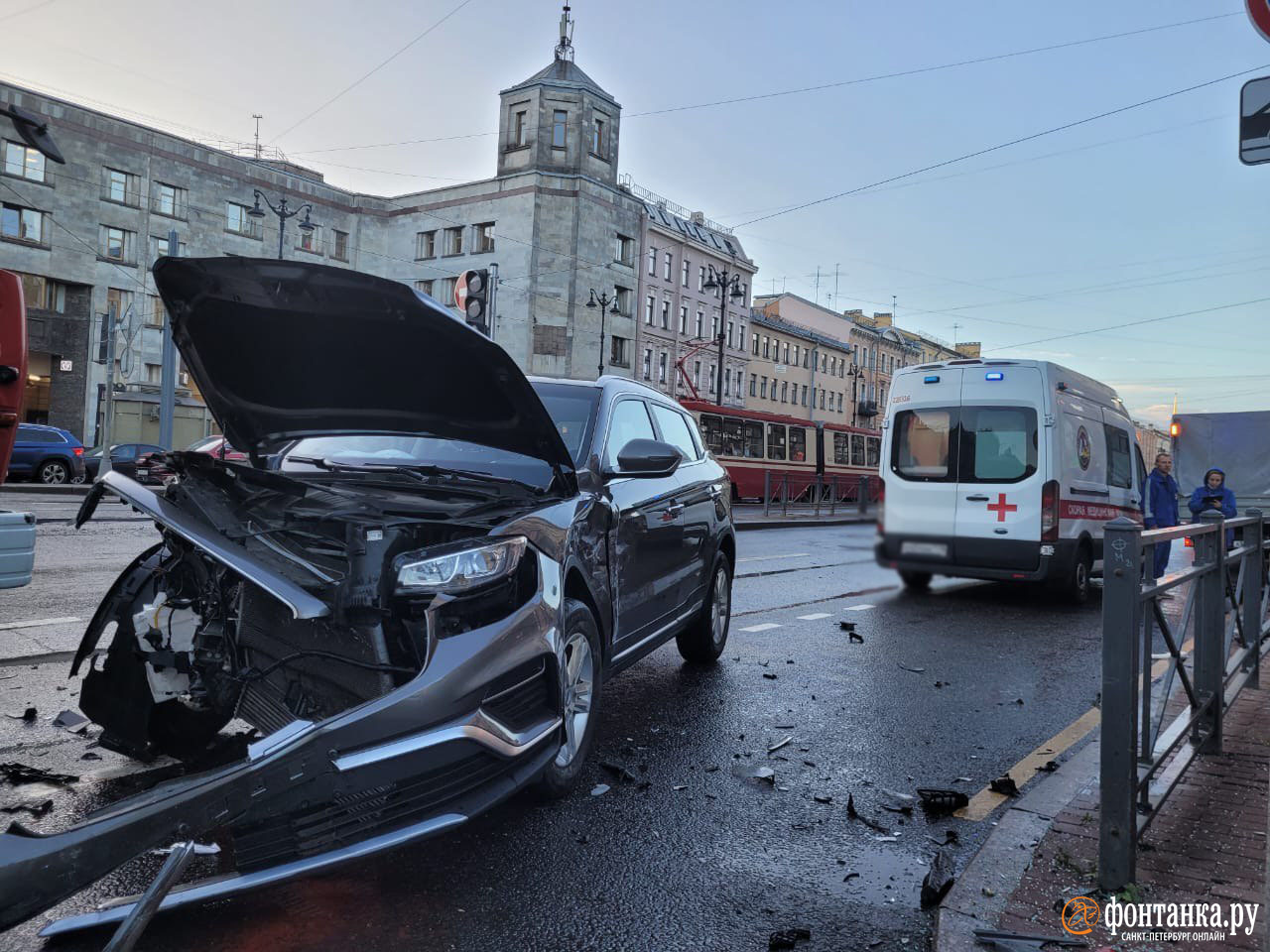 Детское такси разбилось о переход на Лиговском. Подушка вся в крови |  12.10.2023 | Санкт-Петербург - БезФормата