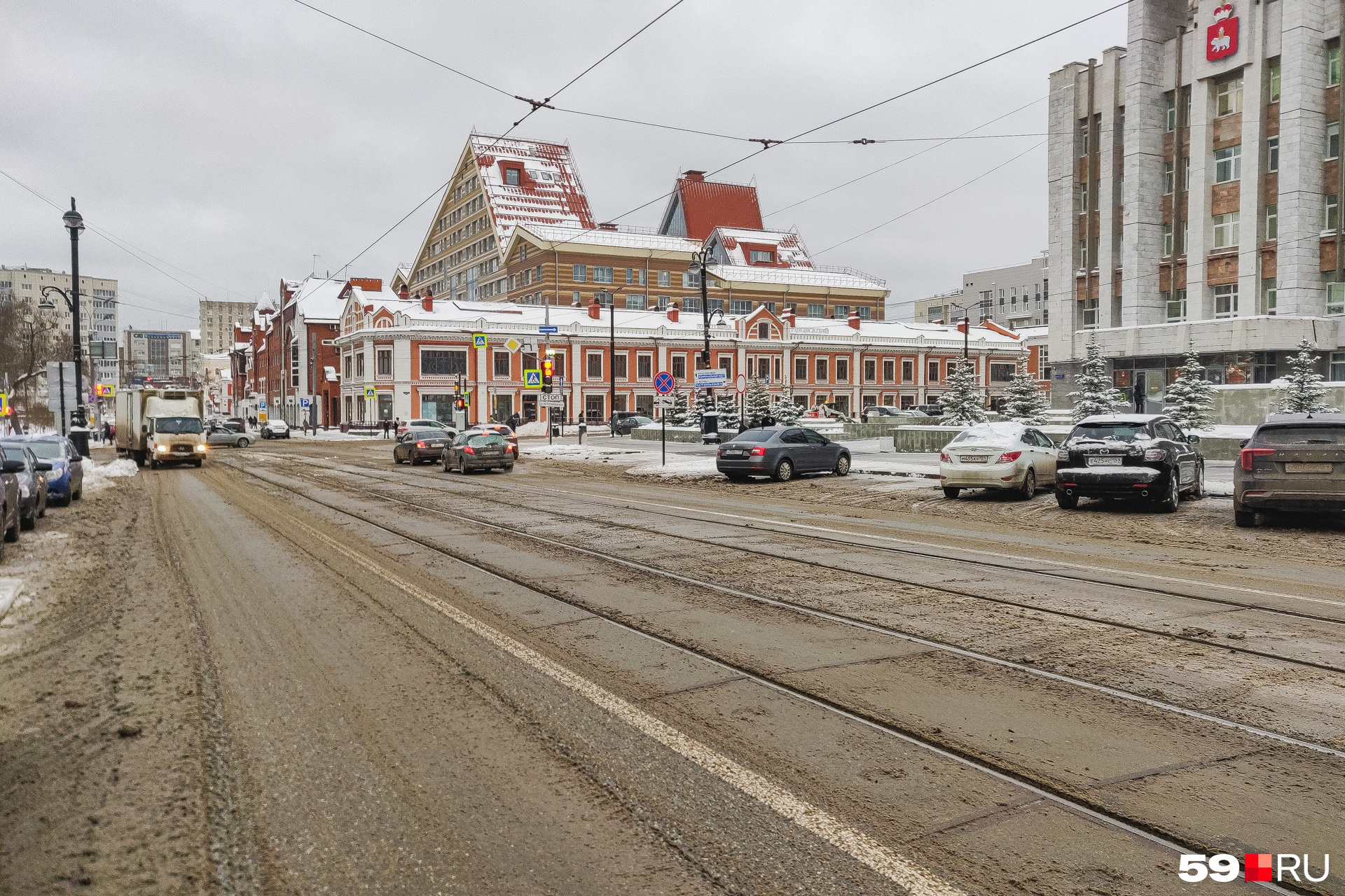 Трамвайные пути на Куйбышева почистили хорошо, но проезжая часть из-за снега стала уже