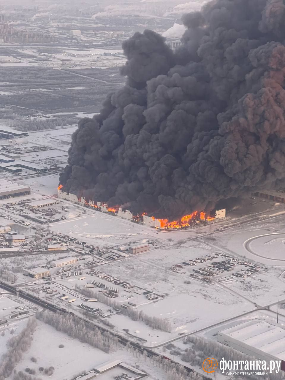 Пожар на складе «Вайлдберриз» в Шушарах — рассказы очевидцев, фото, видео -  13 января 2024 - ФОНТАНКА.ру