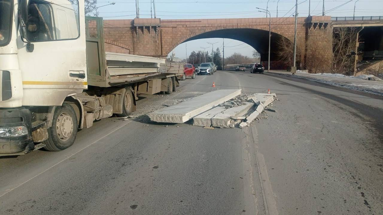 Лучше объехать: на Дубровинского возле Коммунального моста из грузовика выпали бетонные плиты