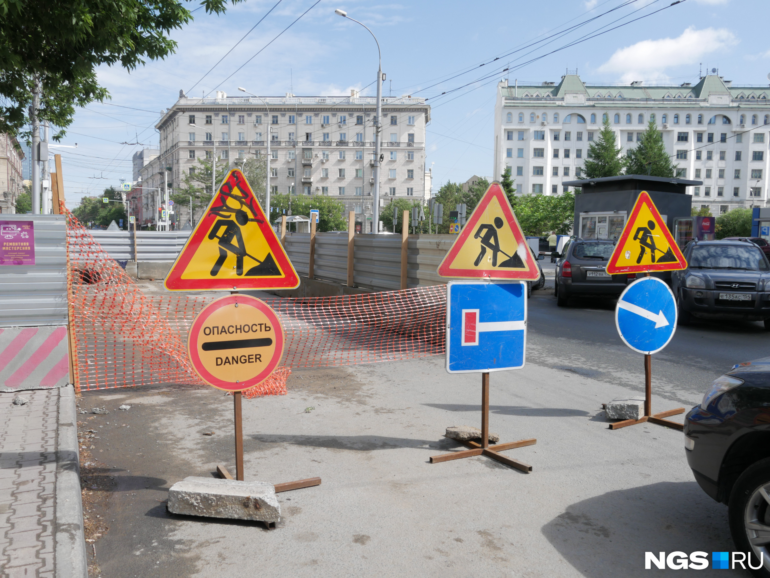 Автомобилисты паркуются прямо перед рабочей зоной Автомобилисты паркуются прямо перед рабочей зоной