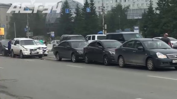 «Образовался паровозик»: шесть машин столкнулись у «Глобуса» — видео с места аварии