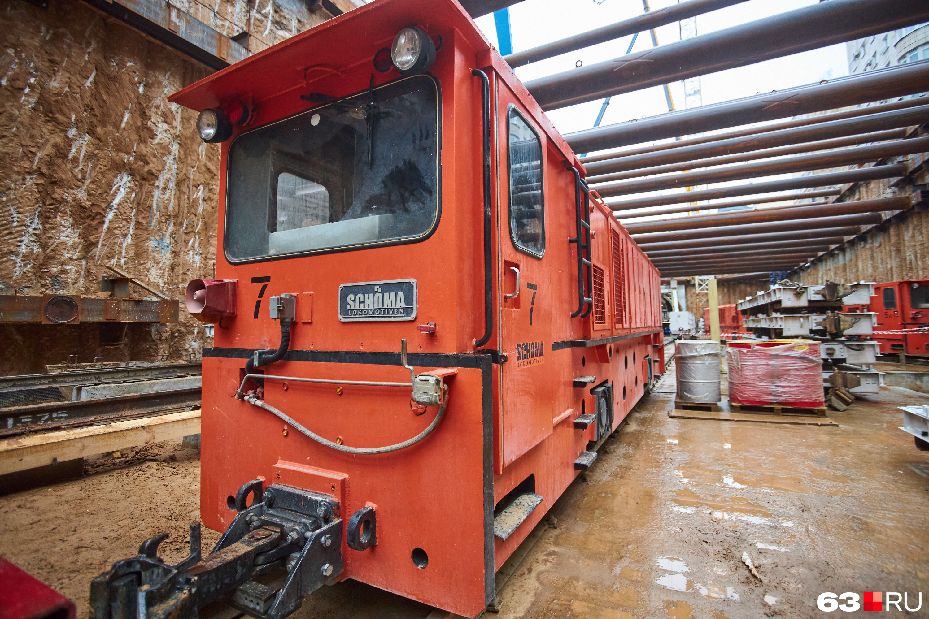 Локомотив внутри комплекса, который будет вывозить вагонетки с грунтом из котлована