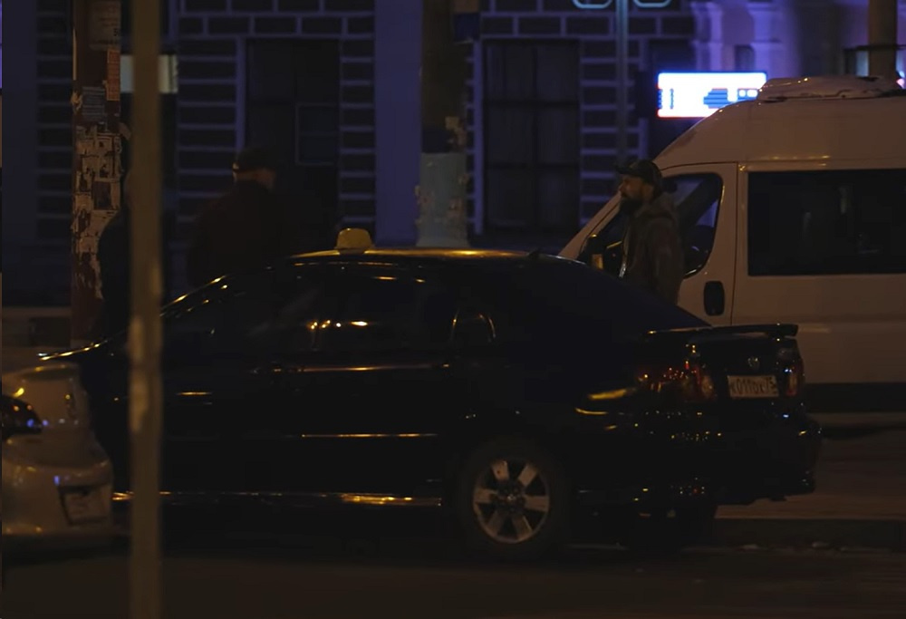 Блогер-миллионник попытался поработать таксистом на вокзале в Чите