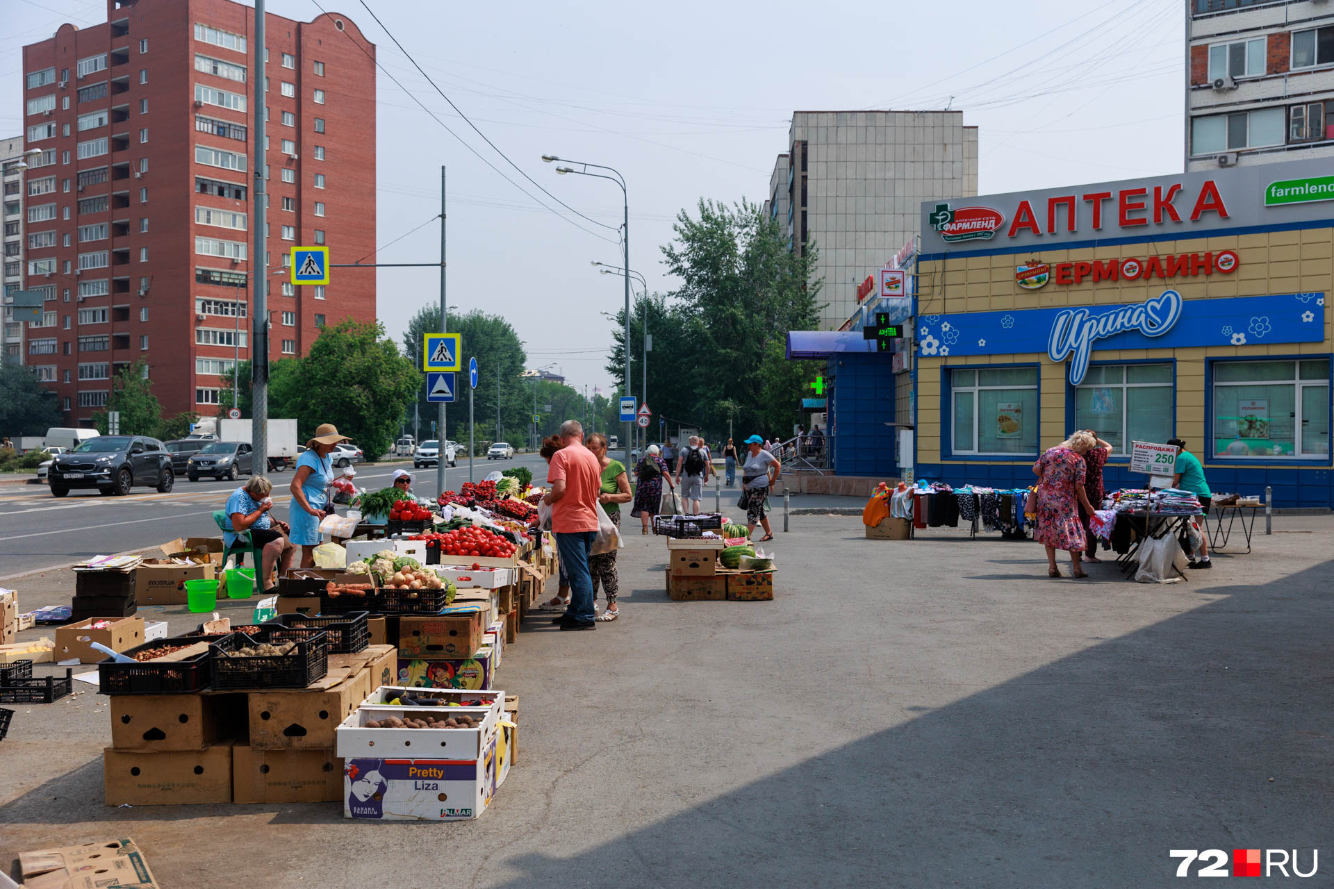 Продажа овощей и фруктов на улице недалеко от пансионатов процветает. Власти не очень любят таких торговцев, но клиентов у них много