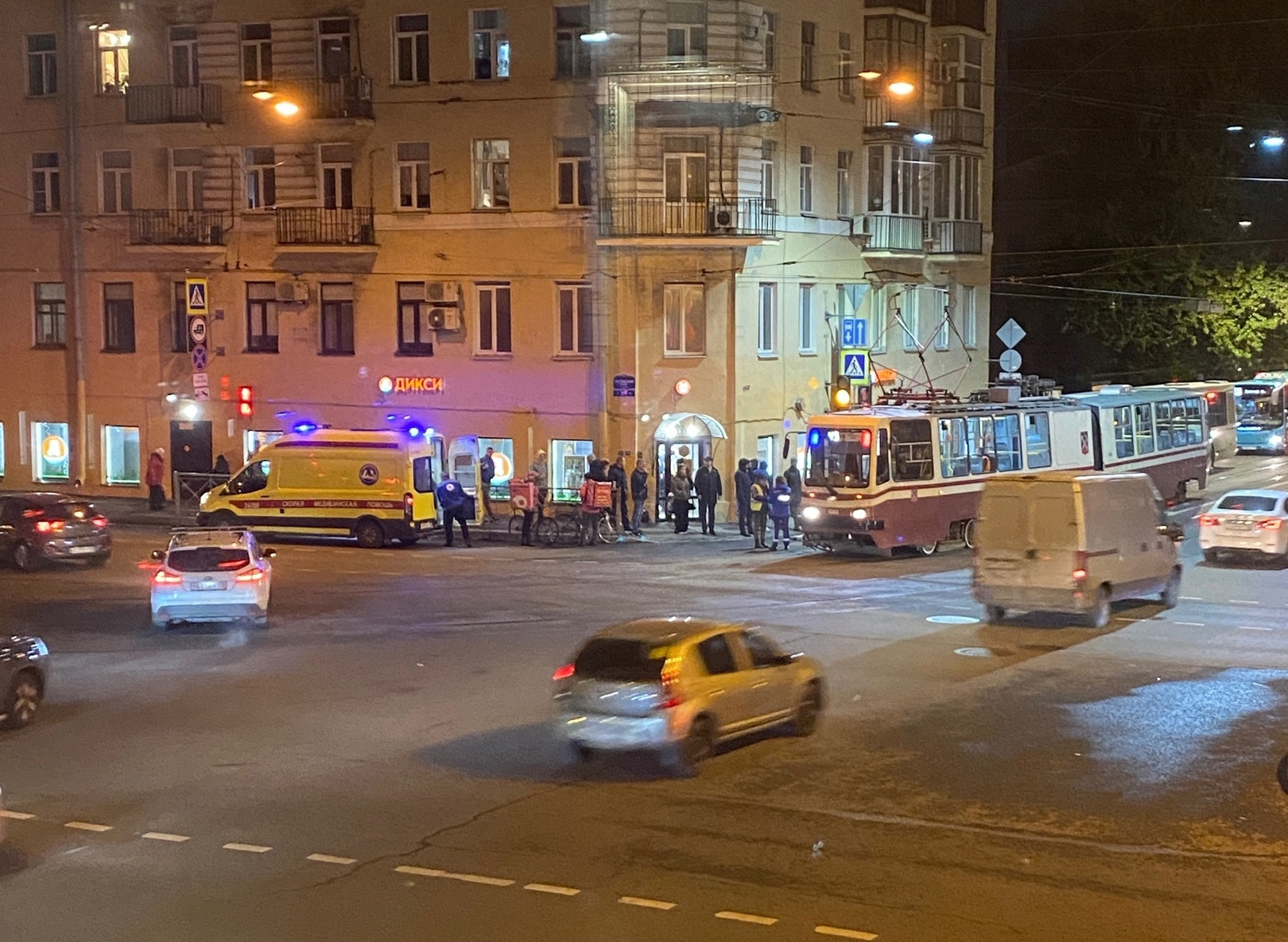 Трамвай сбил доставщика на перекрестке Лиговского и Расстанной