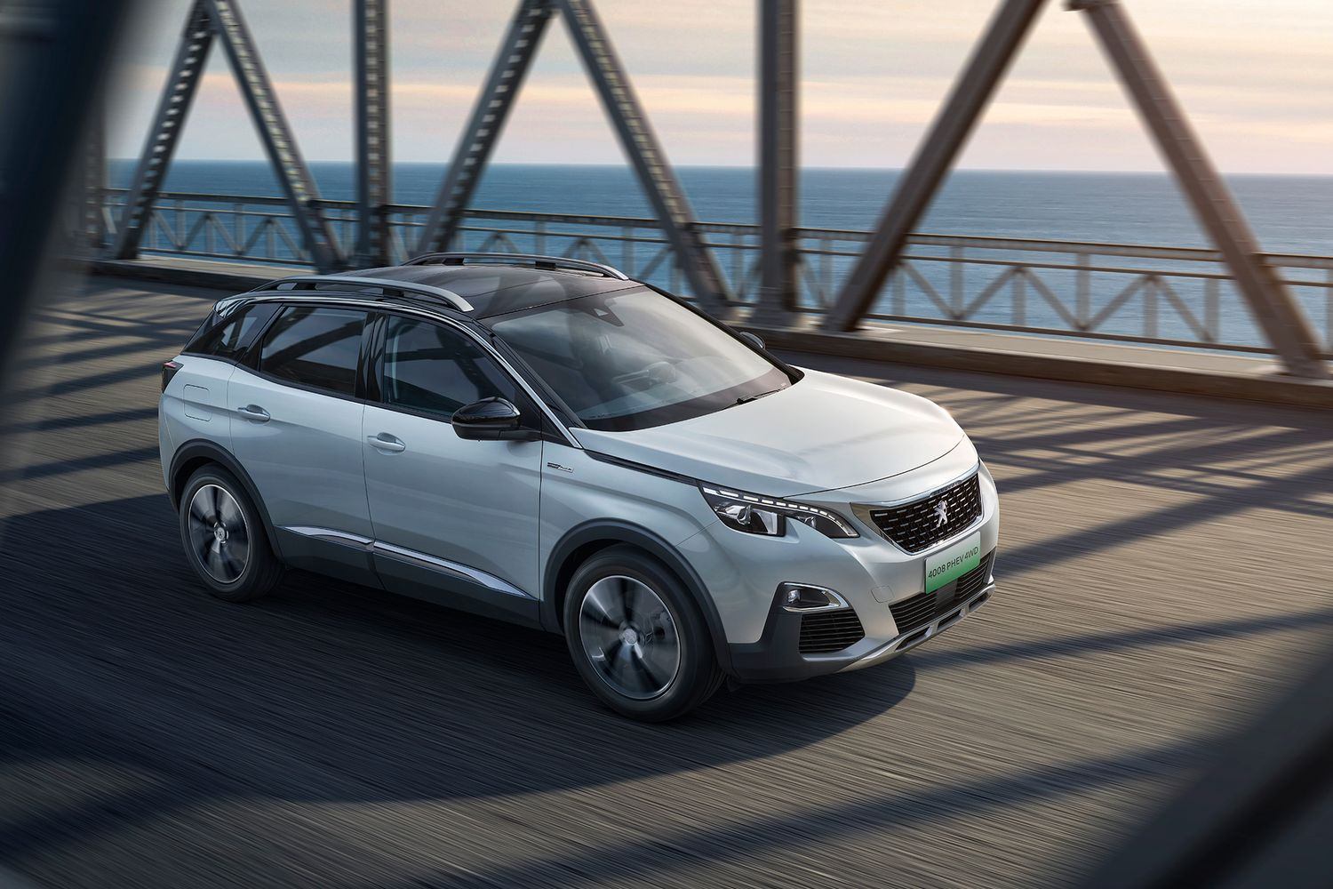 <nobr class="_">Peugeot 4008</nobr> — это знакомый нам <nobr class="_">Peugeot 3008</nobr> для китайского рынка с растянутой на <nobr class="_">55 мм</nobr> колесной базой. В Китае его продают с турбомоторами объемом 1,6 (<nobr class="_">170 л. с</nobr>.) и 1,8 литра (<nobr class="_">211 л. с.</nobr>) и гидромеханическими «автоматами»