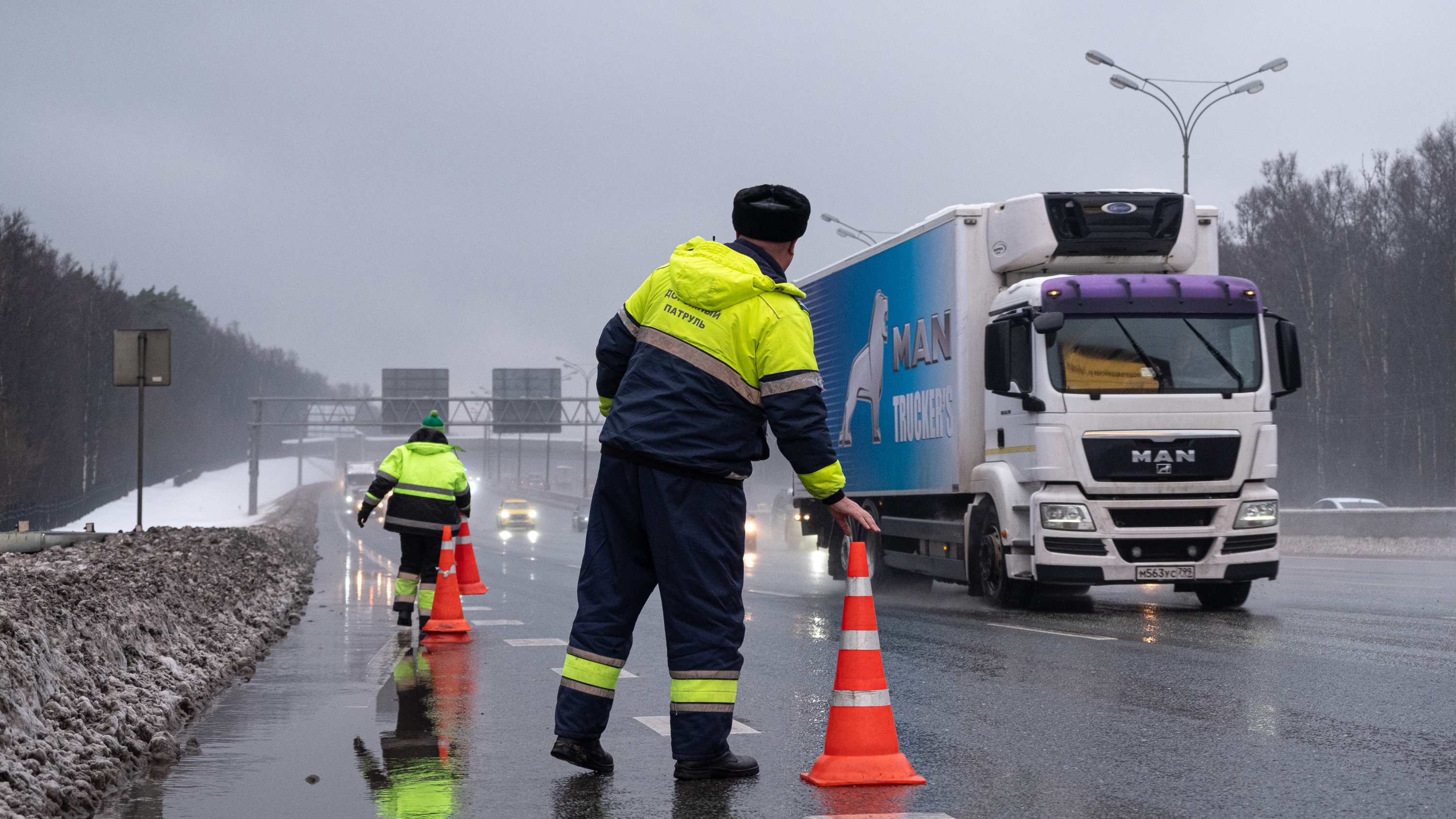 «Нас ждут великие и грязные дела»: как «Дорожный патруль» работает на трассах Москвы — фоторепортаж