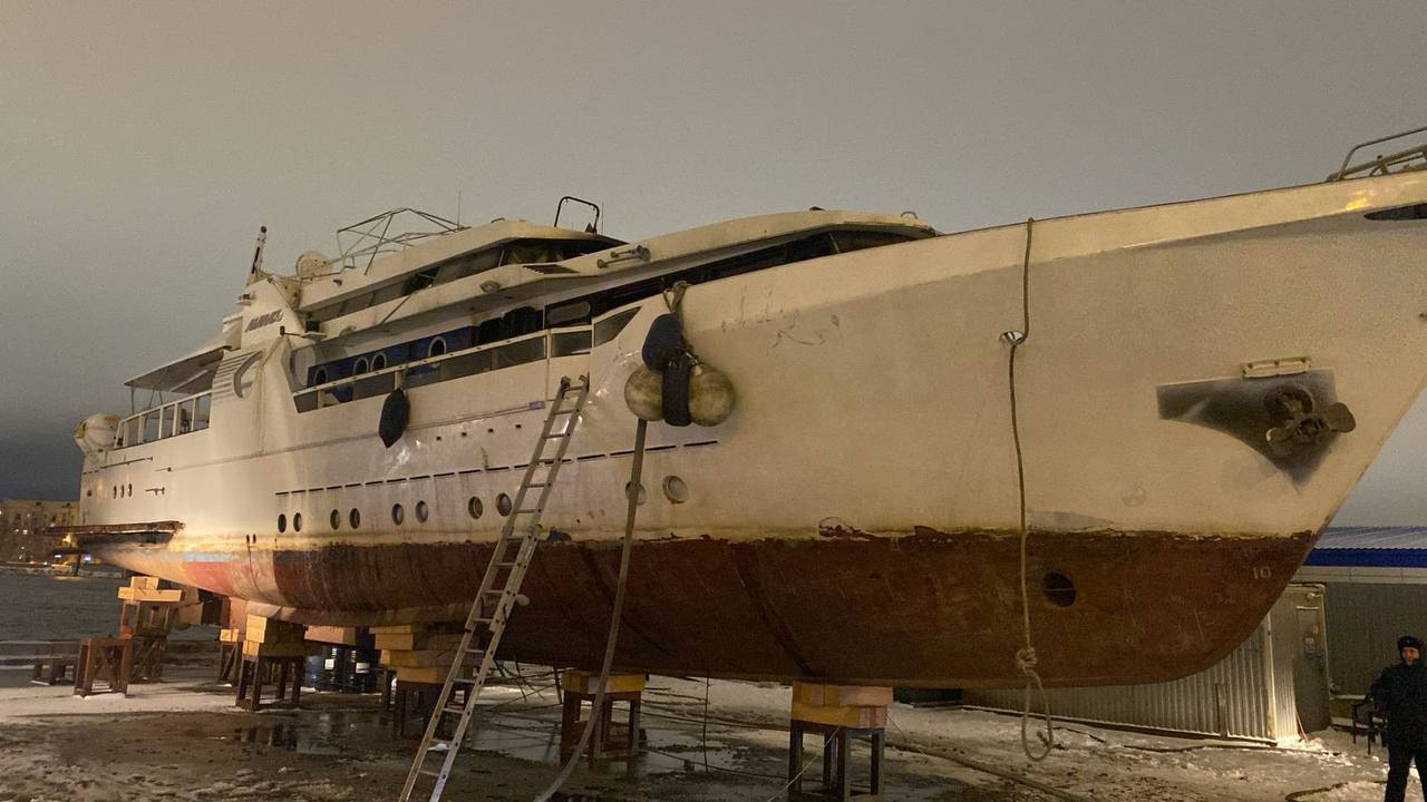 Около моста Александра Невского загорелась 28-метровая яхта
