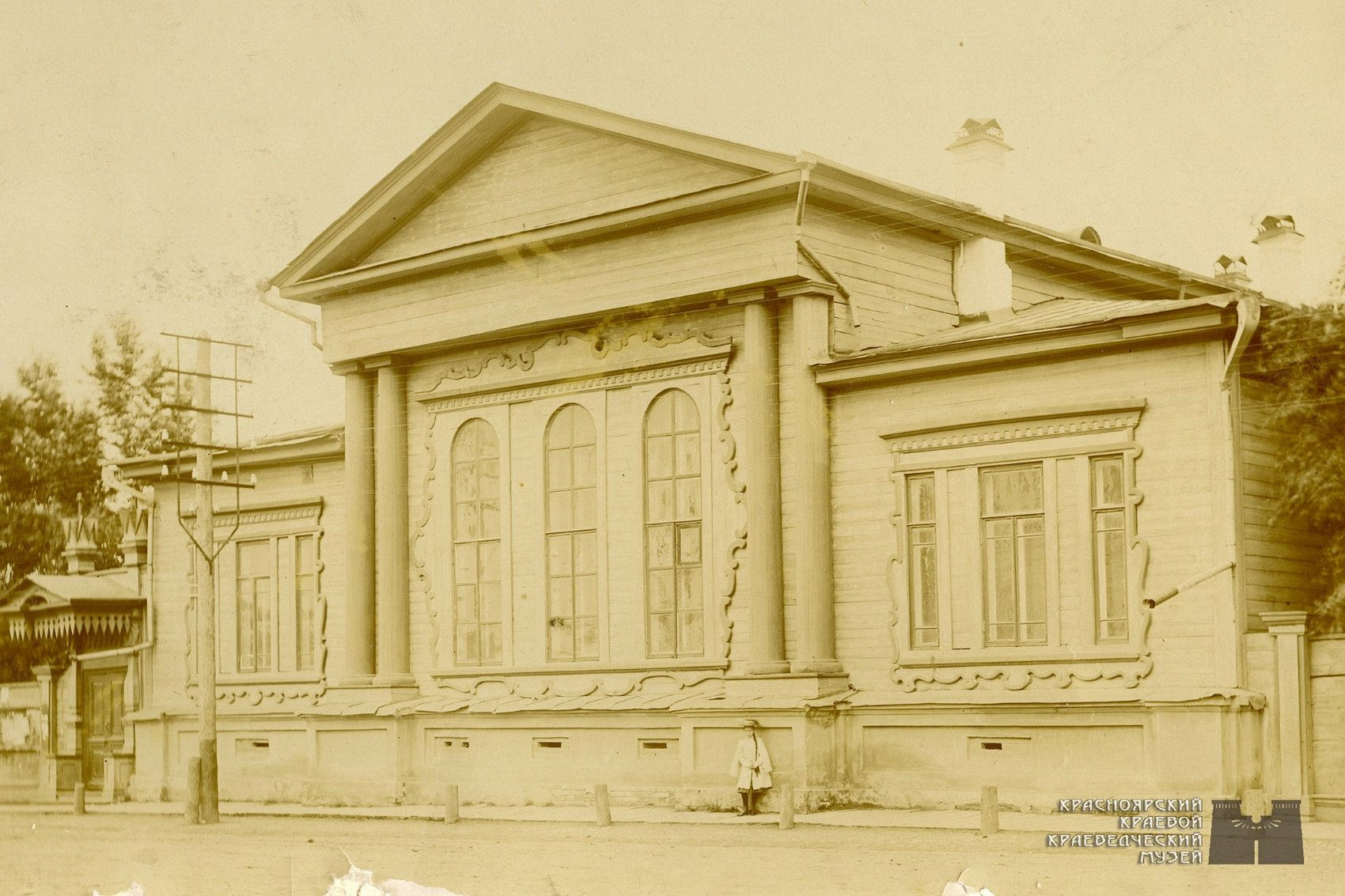 Вглядитесь в этот снимок здания Красноярского общественного собрания, сделанный в 1900 году. Видите ее?