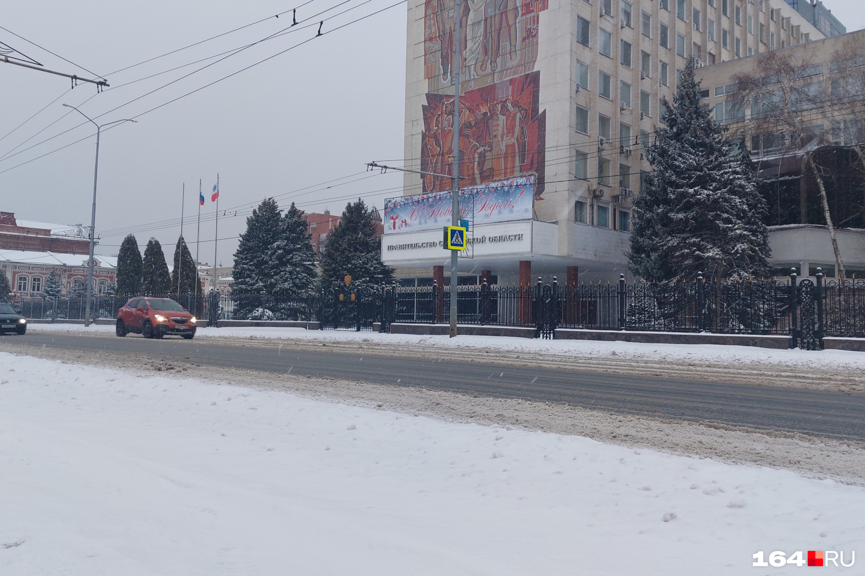 когда надо убирать елку в 2024 году. когда надо убирать елку в 2024 году. ёлку убрали новогоднюю прикол. новогодняя ёлка на полу. ель новогодняя живая.