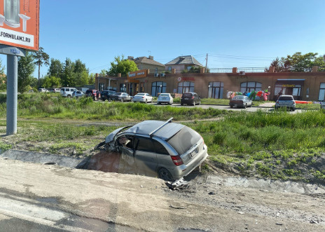 Два автомобиля разбились в жестком ДТП у поселка Кирова на Бердском шоссе