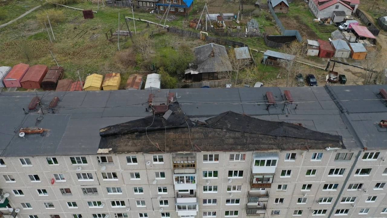 МЧС предупреждало: в Свердловской области ветер сорвал кровлю многоэтажки