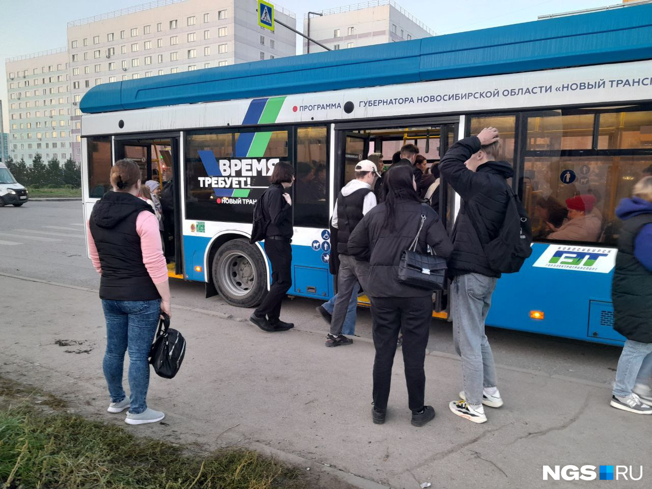Утром транспорт приезжает с небольшим интервалом, но за это время на остановке собирается много людей Утром транспорт приезжает с небольшим интервалом, но за это время на остановке собирается много людей