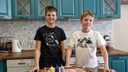 «Не верили, что это сделали дети»: два школьника устроили на кухне свечной заводик — ради заказов они работали по ночам