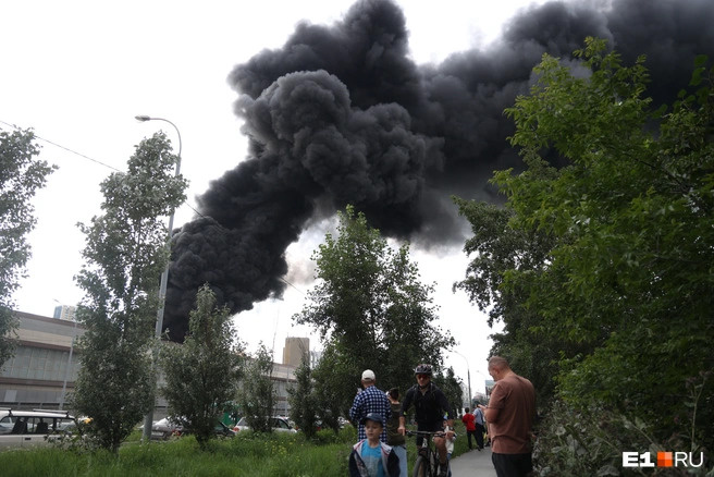 «Языки пламени вздымались метров на 20». Как горел крупный оборонный завод в Екатеринбурге: фото и видео