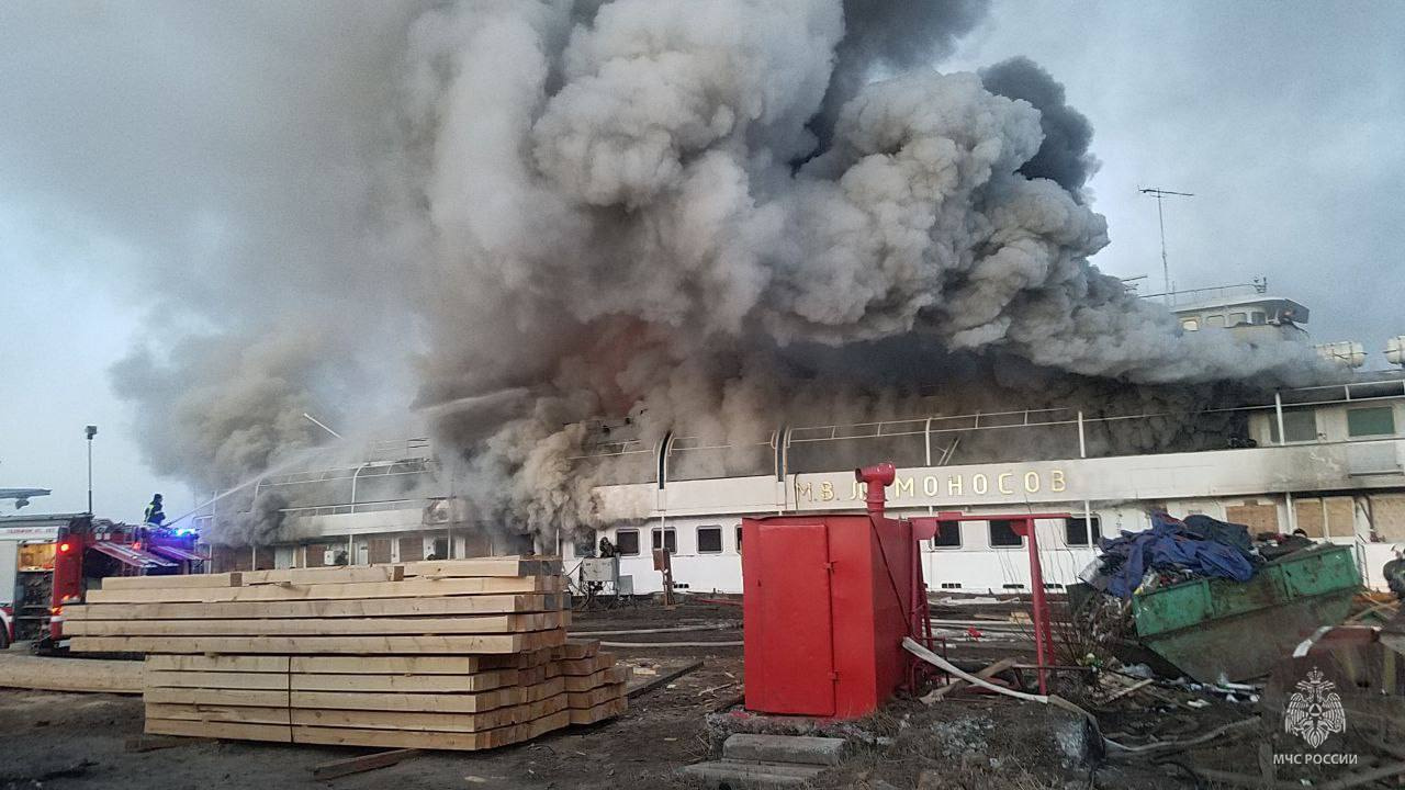 Крупный пожар на теплоходе «М. В. Ломоносов» в Архангельске локализован