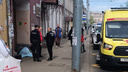 Накрыли пеленкой: на остановке в центре Ярославля обнаружили мертвого мужчину