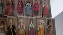 «Не для игр»: в Новосибирске выставили на продажу коллекцию фарфоровых кукол в этнических костюмах