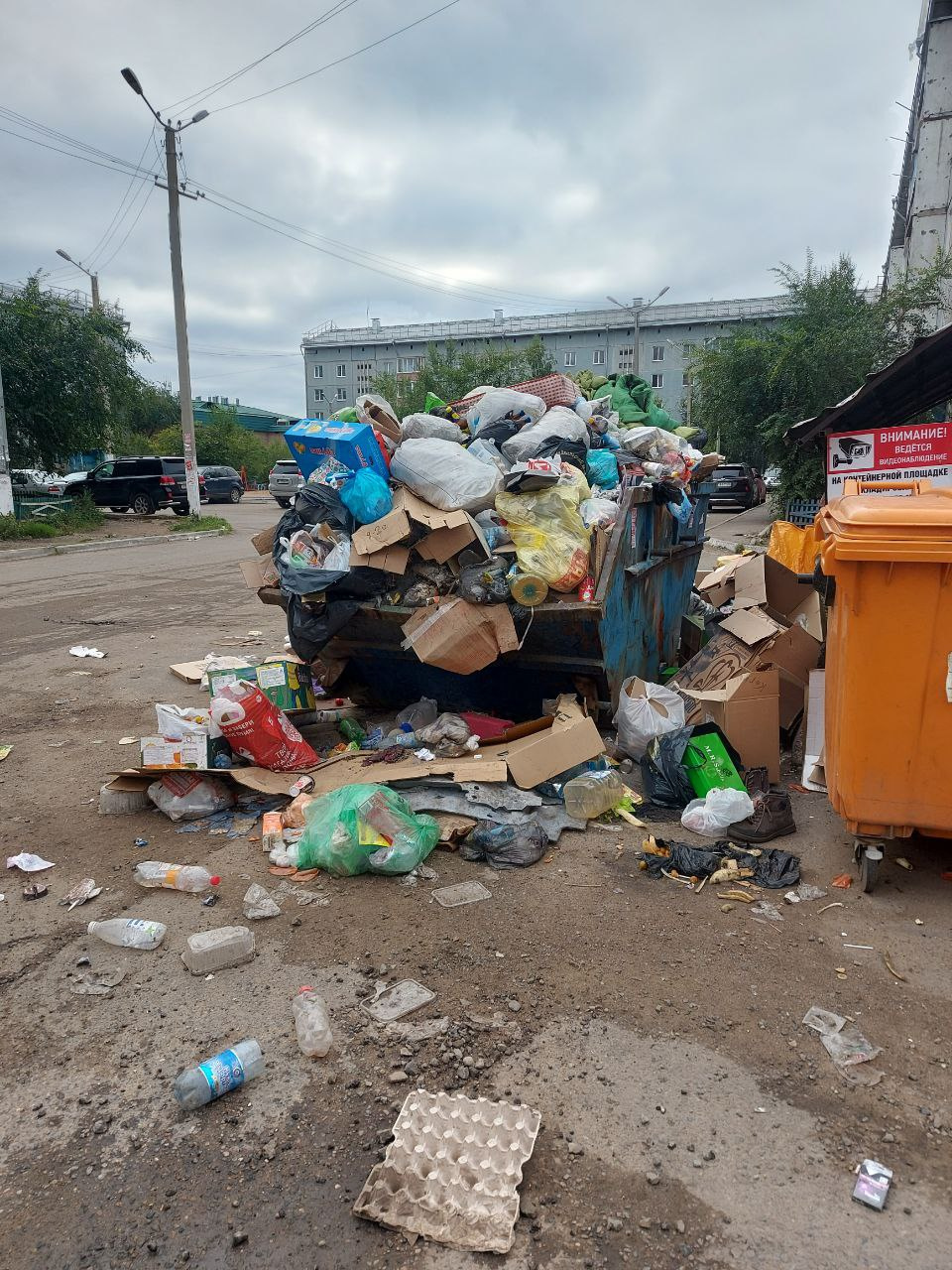 Мусор из емкости вываливается почти во двор