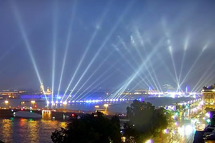 В Петербурге «зажгли» перед «Алыми парусами». Техники настраивают оборудование для иллюминации