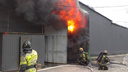 В Батайске всю ночь тушили пожар на складе шин