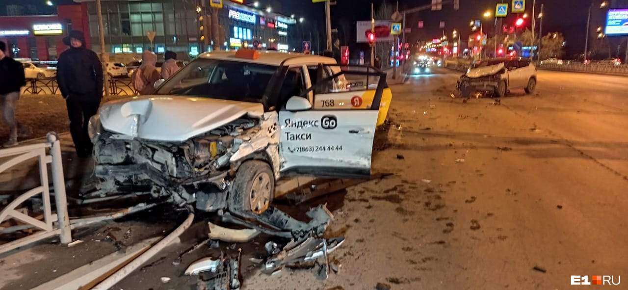 В Екатеринбурге машина такси снесла ограждение после лобового удара с иномаркой. Пострадала девушка