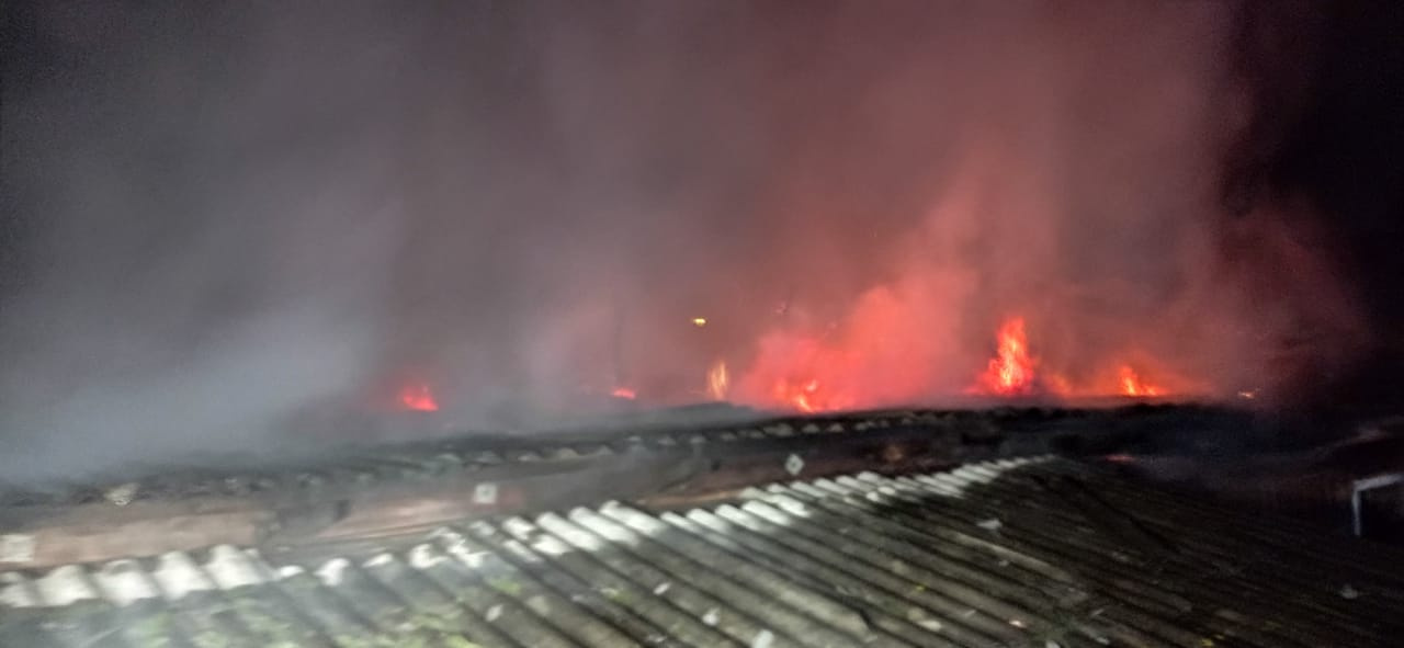В Кольцово разгорелся крупный пожар в бараке. Внутри находилось больше десятка людей с детьми