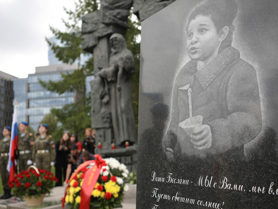 «Детям Беслана» в Петербурге принесли цветы