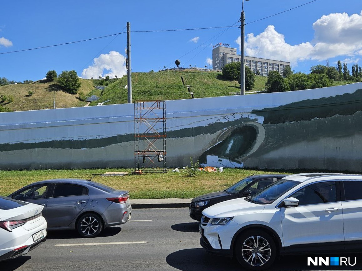 На Канавинском мосту в Нижнем Новгороде начали восстанавливать граффити с крокодилом: фото