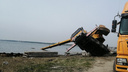 «Новый способ ловли рыбы»: автокран «нырнул» в озеро Смолино