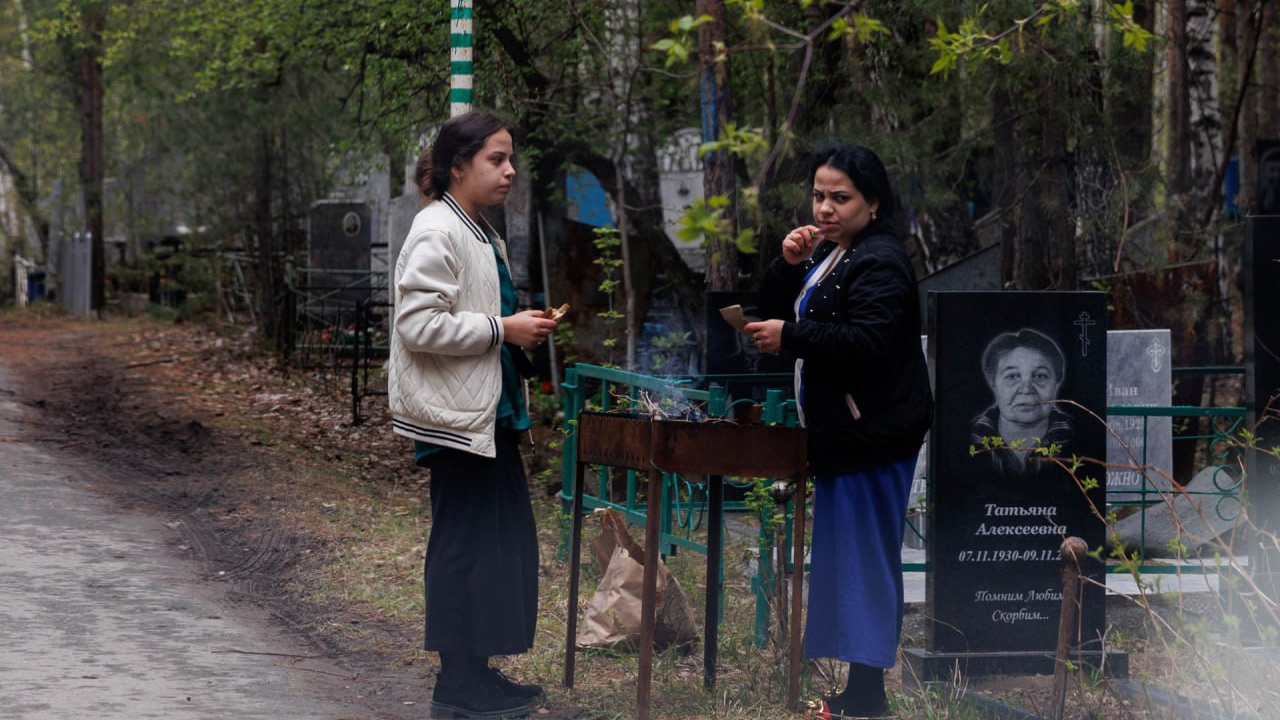 Тюменцы жарят шашлыки на кладбище в родительский день