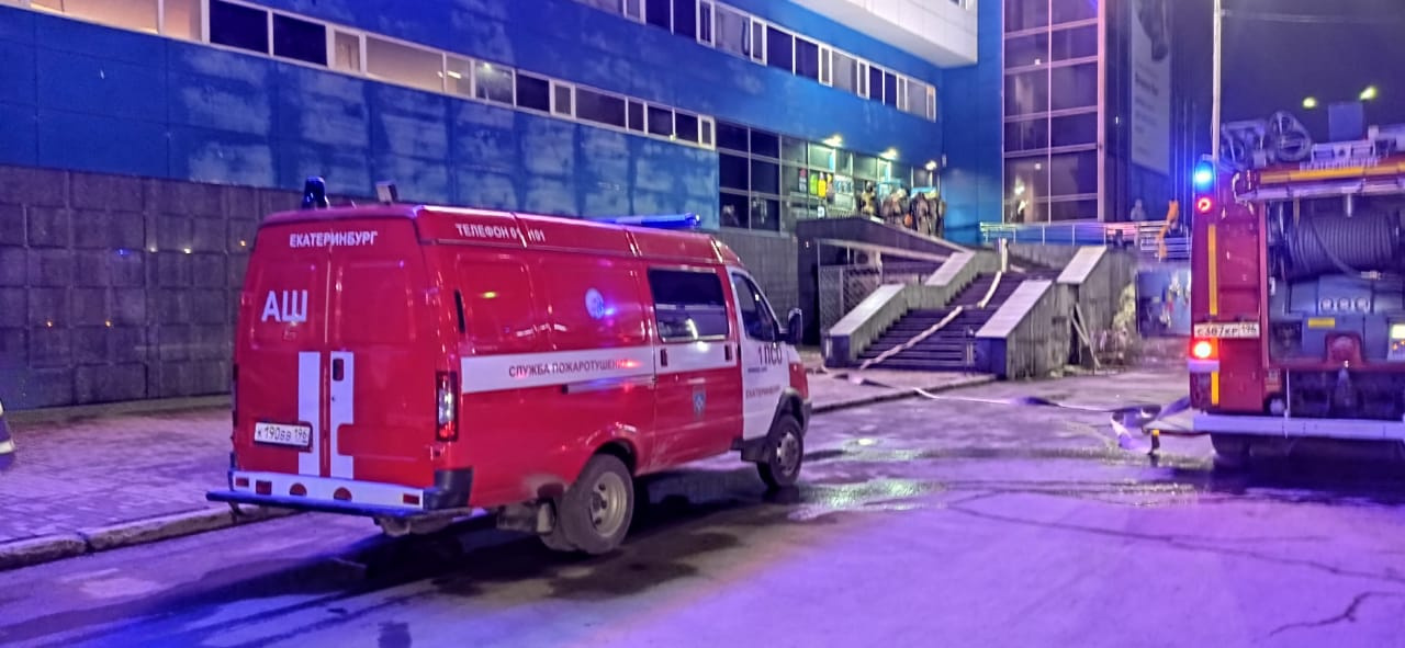 Десятки пожарных окружили аквапарк Екатеринбурга. Вспыхнула баня: видео