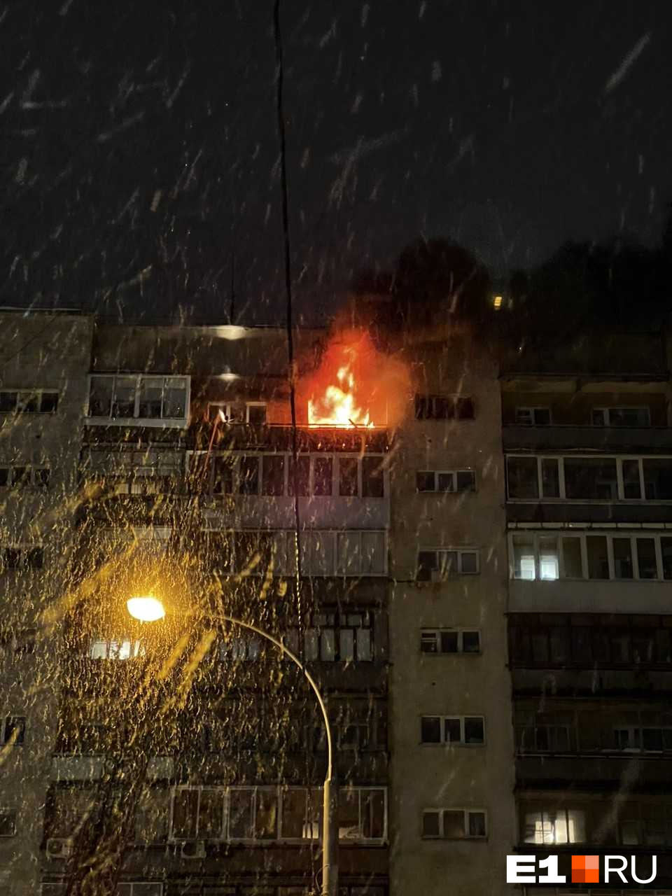 В центре Екатеринбурга вспыхнула многоэтажка. Людей эвакуировали с 13-го этажа: видео