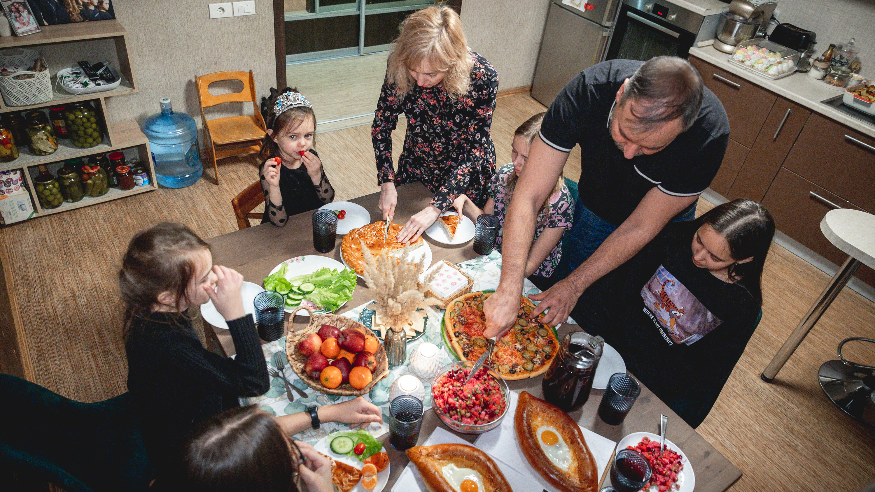 «Все дети были по плану»: как семья из Челябинска растит пять дочек — и у них это отлично получается