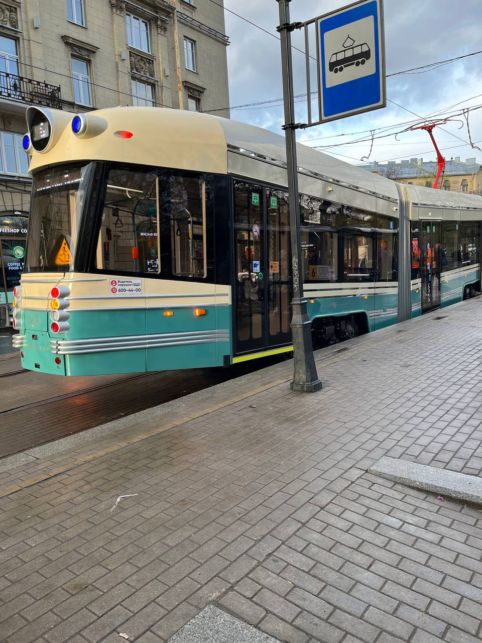 В Петербурге ретротрамвай «Довлатов» выгнуло посередине у «Горьковской» - 7  мая 2024 - ФОНТАНКА.ру