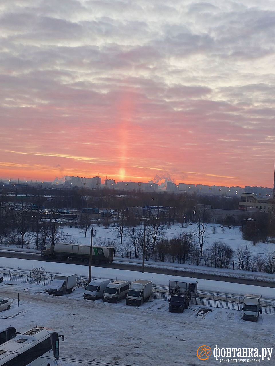 Солнечный столб и кровавый закат. Небо над Петербургом впечатлило горожан красками