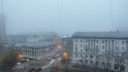 Новосибирск накрыл густой туман — видимость на дорогах серьезно снизилась