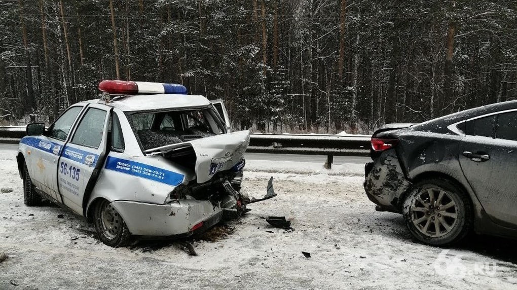 На уральской трассе авто влетело в полицейскую машину