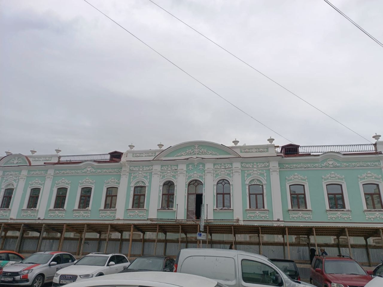 В центре Екатеринбурга впервые показали фасад уникального домика. Он был скрыт от глаз 30 лет