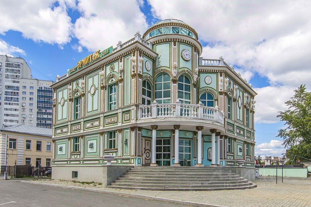 В Екатеринбурге подняли цену на шикарный дворец «Эрмитаж» рядом с кладбищем