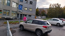 «Приходится обходить по дороге»: около парковки диализного центра в Новосибирске поставили забор — он мешает пациентам