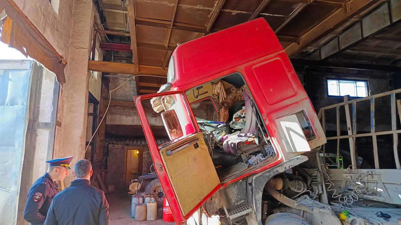 В Нижнем Тагиле пустой грузовик наехал на водителя во время ремонта. Мужчина скончался
