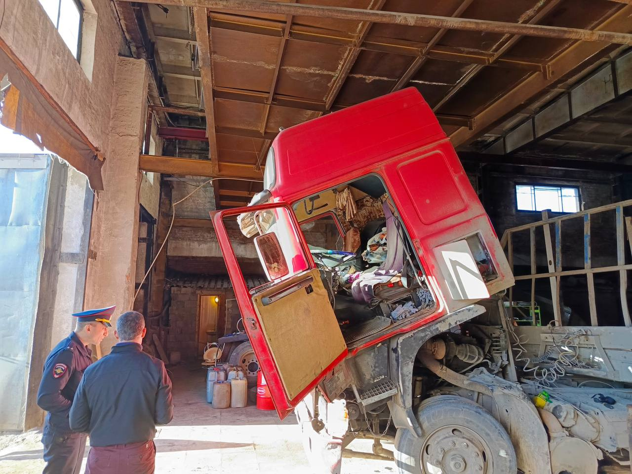 В Нижнем Тагиле пустой грузовик наехал на водителя во время ремонта. Мужчина скончался