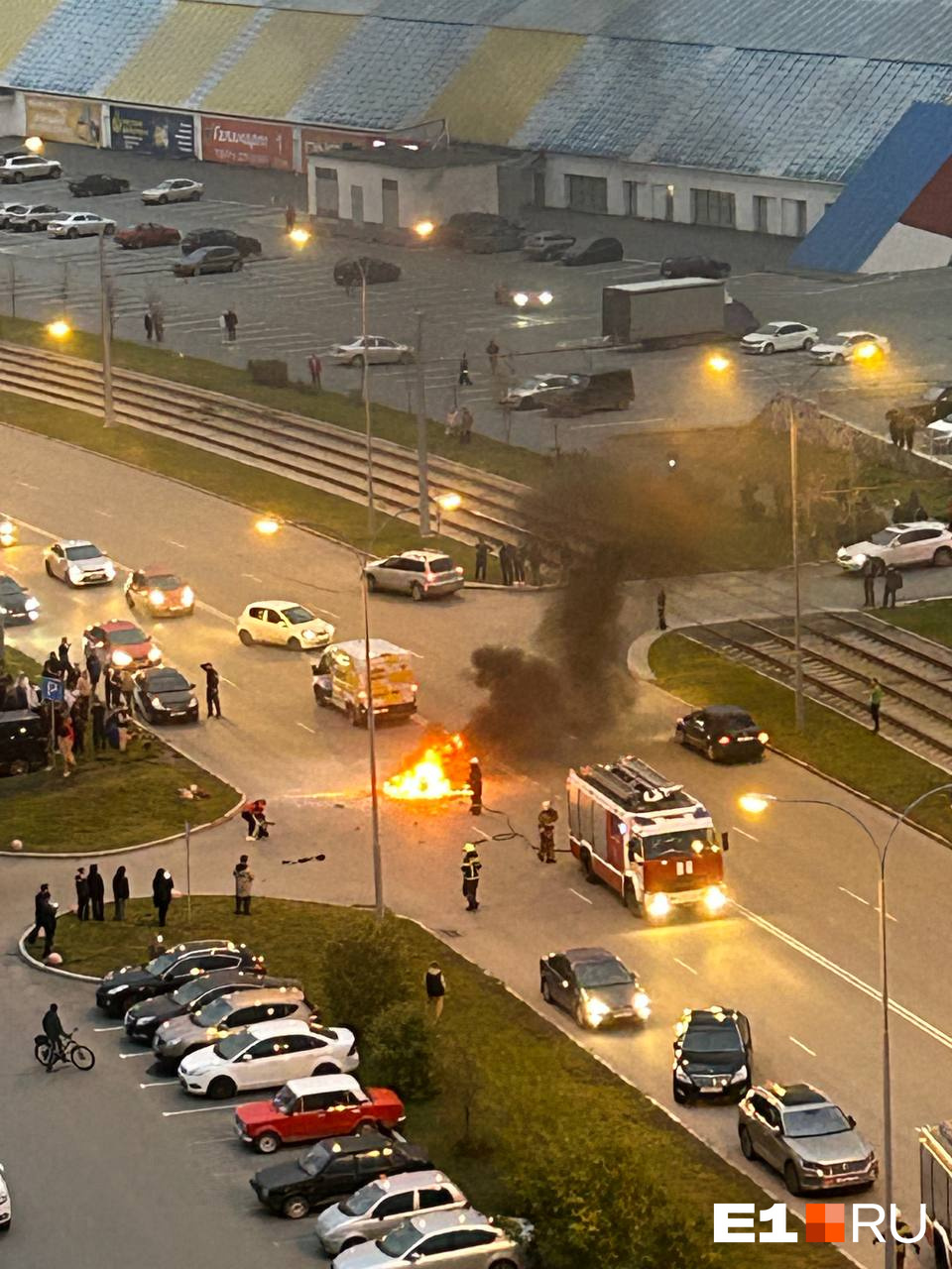 В Екатеринбурге мотоциклист на полной скорости влетел в фургон. Начался пожар: шокирующее видео