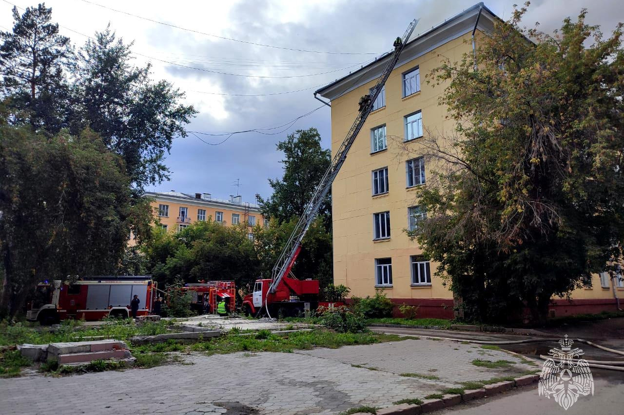 Облицовка здания пробила капот припаркованной у дома машины в Новосибирске - 16 марта - rage-rust.ru